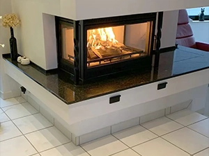 Heizkamin mit Eckverglasung im Wohnraum