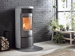 Freistehender Kaminofen als Wärmequelle im Wohnraum