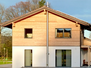 Außenliegender Edelstahlschornstein an Wohngebäude