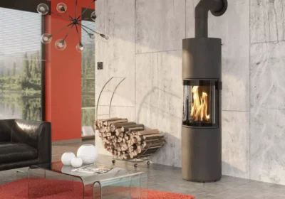 Moderner Kaminofen mit Sichtfeuer für Wohnräume – Beratung und Montage durch KÖGLER