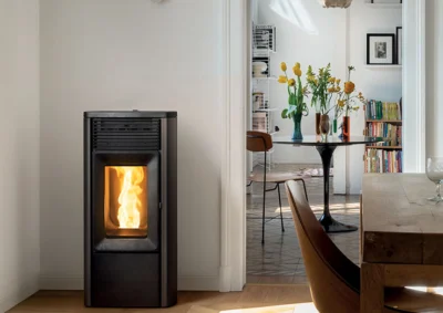 Moderner freistehender Kaminofen mit Sichtfeuer im Wohnraum