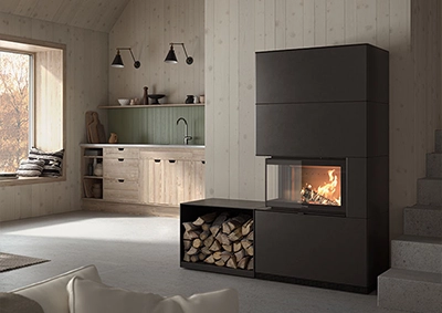 Moderne Heizkamin mit integriertem Holzlager