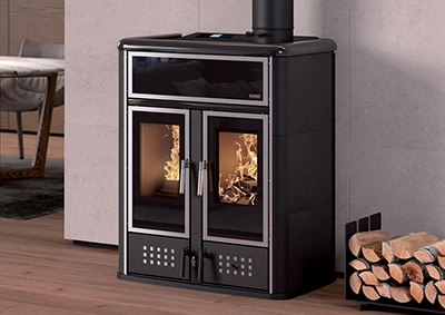 Moderner freistehender Kaminofen mit Sichtfeuer im Wohnraum