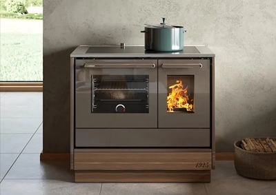 Küchenherd mit integrierter Feuerstelle in traditionellem Wohnraum