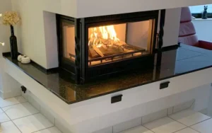 Eckkamin mit Glasfront und offener Feuerstelle