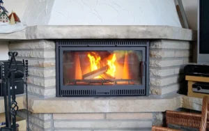 Moderner Kaminofen mit Sichtfenster im Wohnbereich