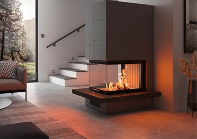 Individueller Heizkamin mit Eckverglasung als Raumteiler