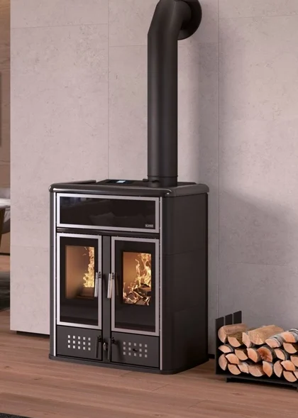 Heizkamin mit Natursteinverkleidung und Holzlager