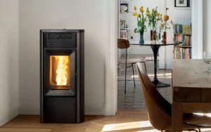 Pelletofen als zentrale Wärmequelle im Wohn- und Essbereich