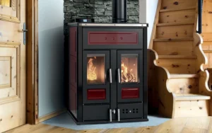 Küchenherd mit integrierter Feuerstelle in traditionellem Wohnraum