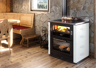 Küchenherd mit Feuerstelle in traditionellem Wohnraum