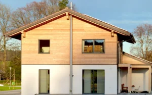 Wohnhaus mit Holzfassade und installiertem Edelstahlschornstein