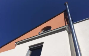 Dachdetail mit fachgerecht geführtem Schornstein