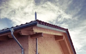 Dachdetail mit fachgerecht geführtem Schornstein