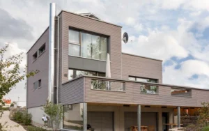 Modernes Wohnhaus mit integrierter Schornsteinanlage