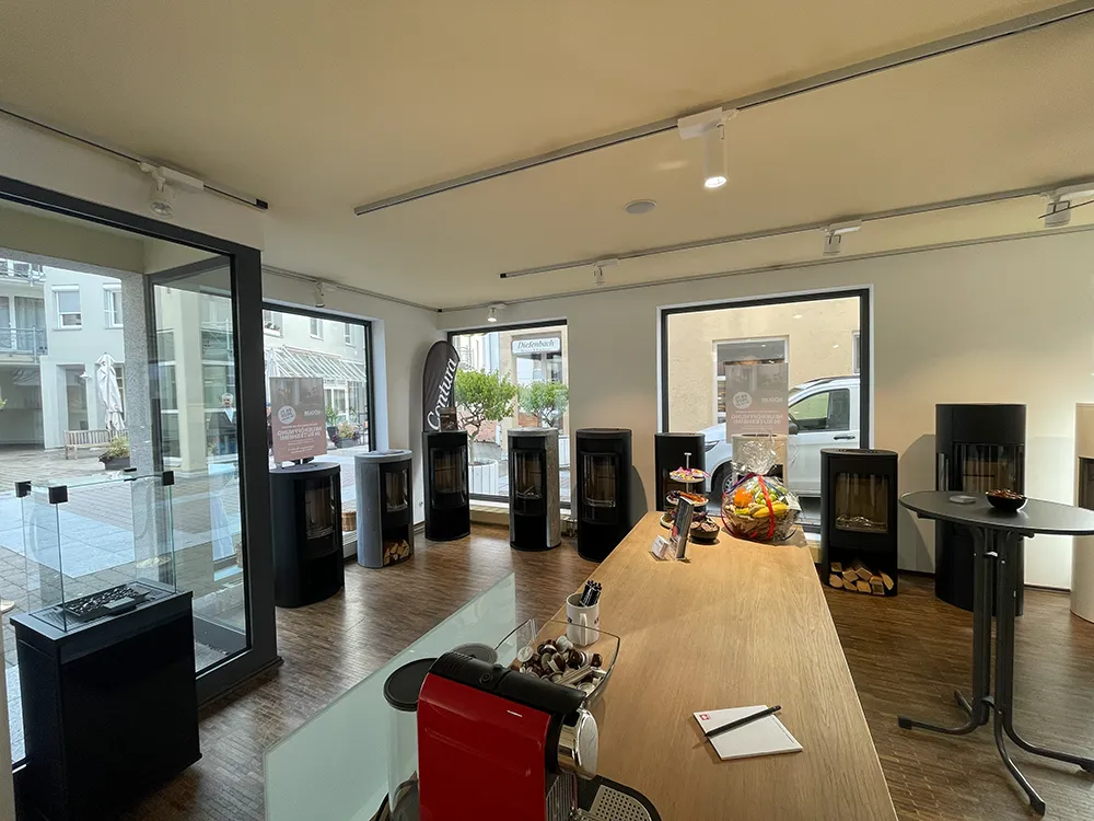 Kaminofen Ausstellung bei Kögler am Standort Rutesheim mit verschiedenen Ofenmodellen