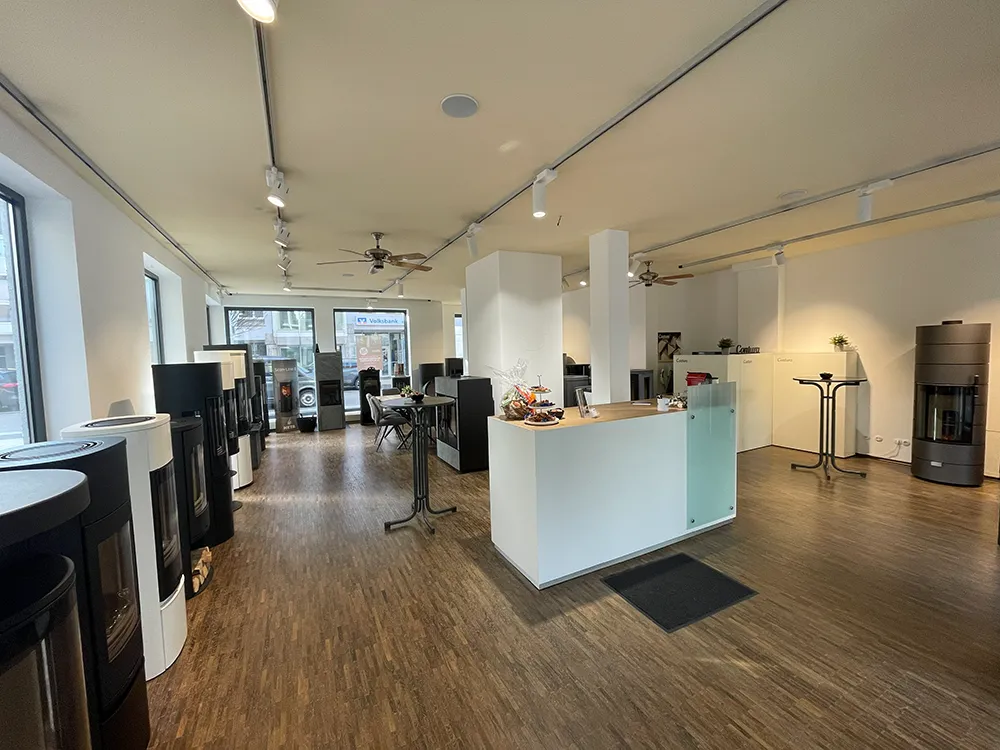 Showroom von Kögler Feuermeisterei am Standort Rutesheim mit moderner Ofenausstellung und Beratungstheke