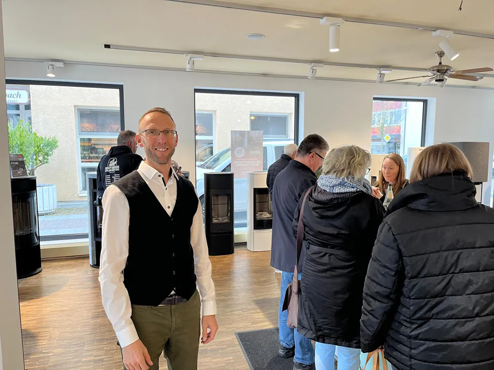 Persönliche Beratung bei Kögler Feuermeisterei in Rutesheim zwischen modernen Kaminöfen