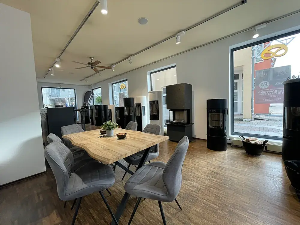 Showroom von Kögler Feuermeisterei am Standort Rutesheim mit moderner Ofenausstellung und Beratungstheke